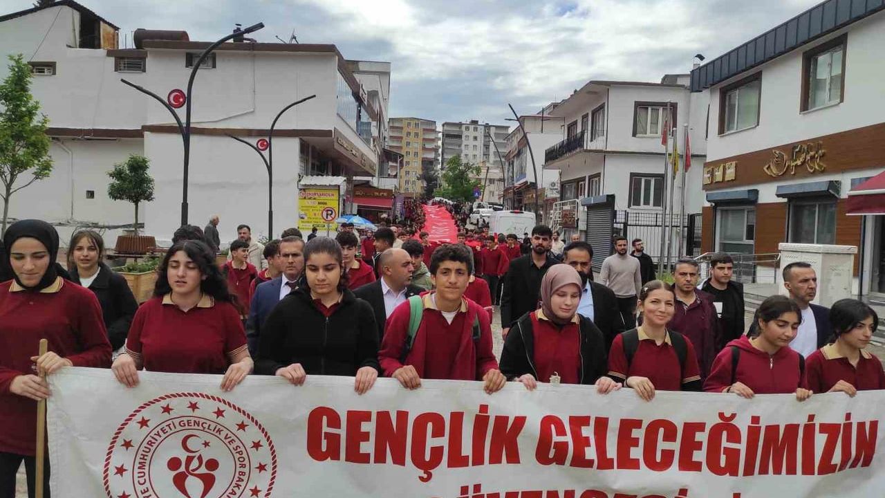 Sason'da 19 Mayıs'ta 100 Metrelik Bayrakla 'Gençlik Yürüyüşü' Düzenlendi