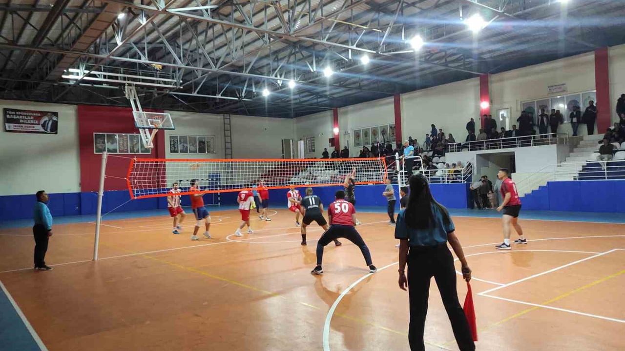 Sason'da halk voleybolu turnuvası final maçıyla sona erdi