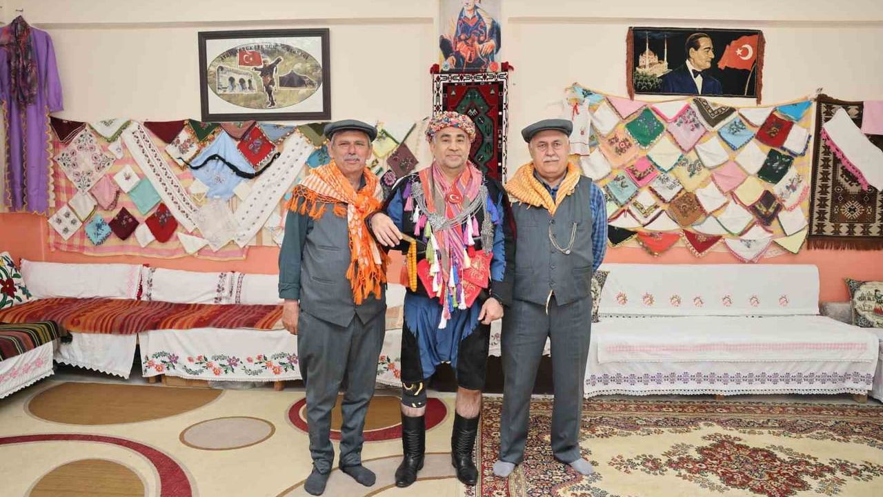 Savrandere'deki Yörük Etkinliğinde ADÜ Rektörü Prof. Dr. Bülent Kent ve Mehmet Erdem Zeybek Oynadı