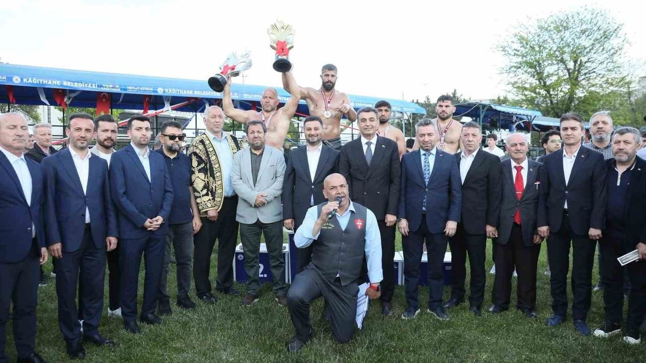 Seçkin Duman 32. Kağıthane Yağlı Güreşleri'nde başpehlivan oldu