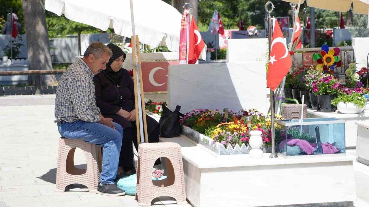 Şehit aileleri ve gaziler Kurban Bayramı arefesinde şehitlikleri ziyaret etti