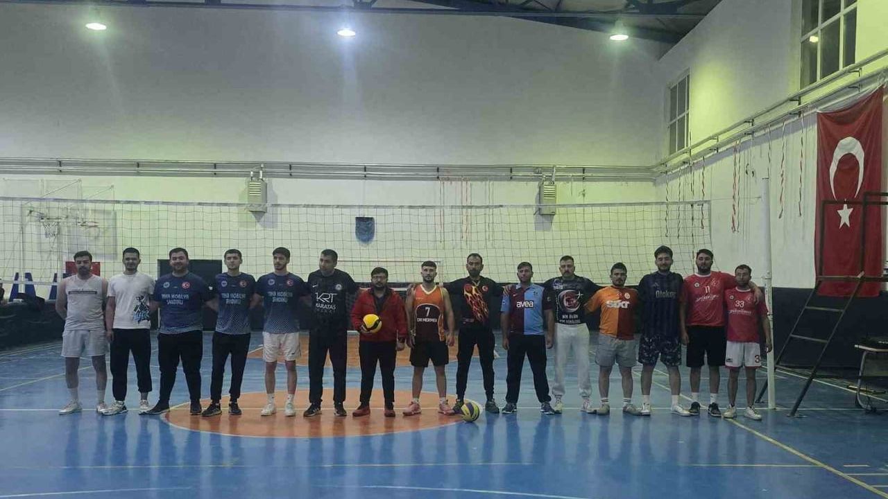 Şehit Öğretmen Fatmanur Çelik Anısına Düzenlenen Voleybol Turnuvasında Play-off’a Kalan 4 Takım Belirlendi