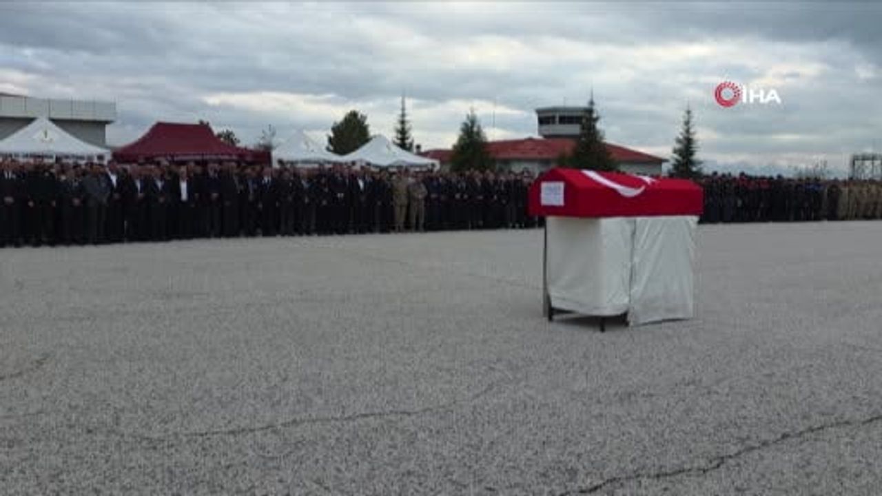 Şehit polis memuru Emrah Koç'un cenazesi askeri uçakla Van'a getirildi