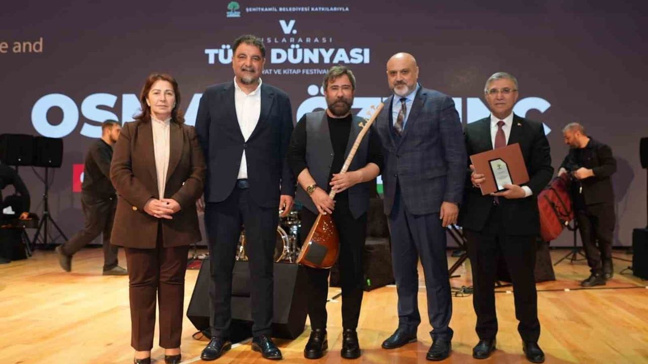 Şehitkamil'de Osman Öztunç konseri: 5. Uluslararası Türk Dünyası Edebiyat ve Kitap Festivali'nde duygusal gece
