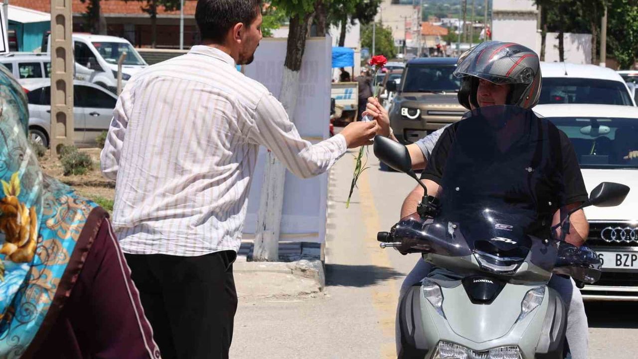 Şehzadeler Belediyesi Kırtık Mezarlığı'nda Karanfil Dağıttı