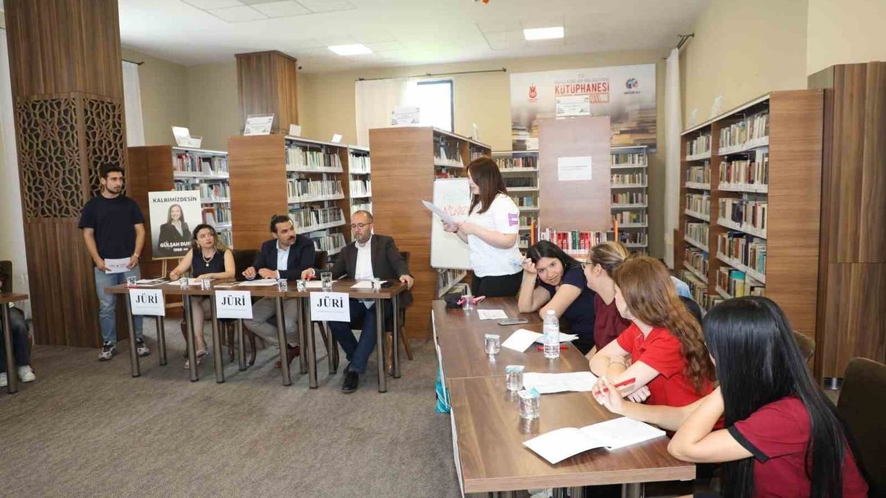 Şehzadeler'de 'Kütüphanede Münazara Var' yarışması: Öğrenciler yapay zeka ve kitap konularını tartıştı