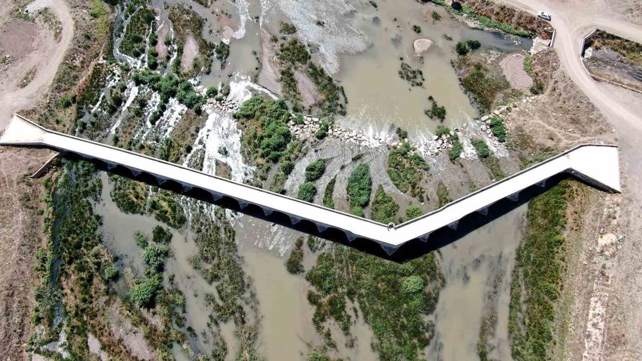 Sel baskınları bazı modern köprüleri etkiledi; Sivas’taki Selçuklu döneminden Tarihi Eğri Köprü 8 asırdır ayakta