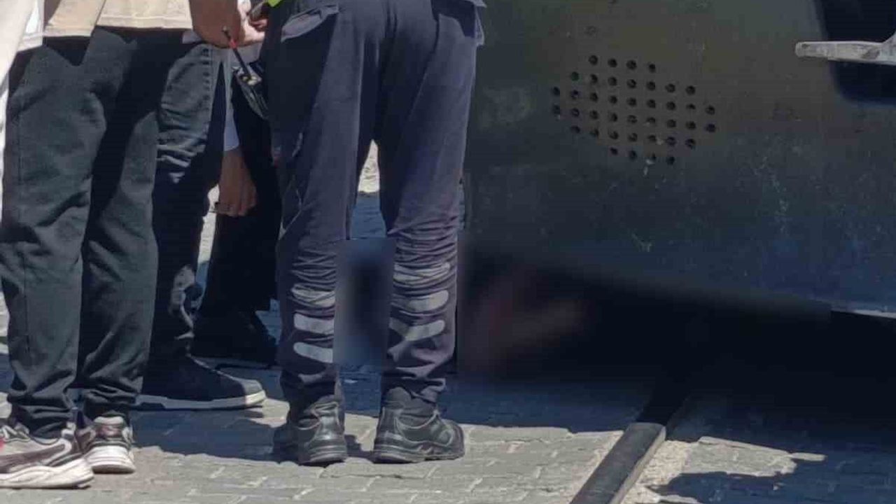 Selçuk’ta hemzemin geçitte trenin altında kalan yaya hastaneye kaldırıldı