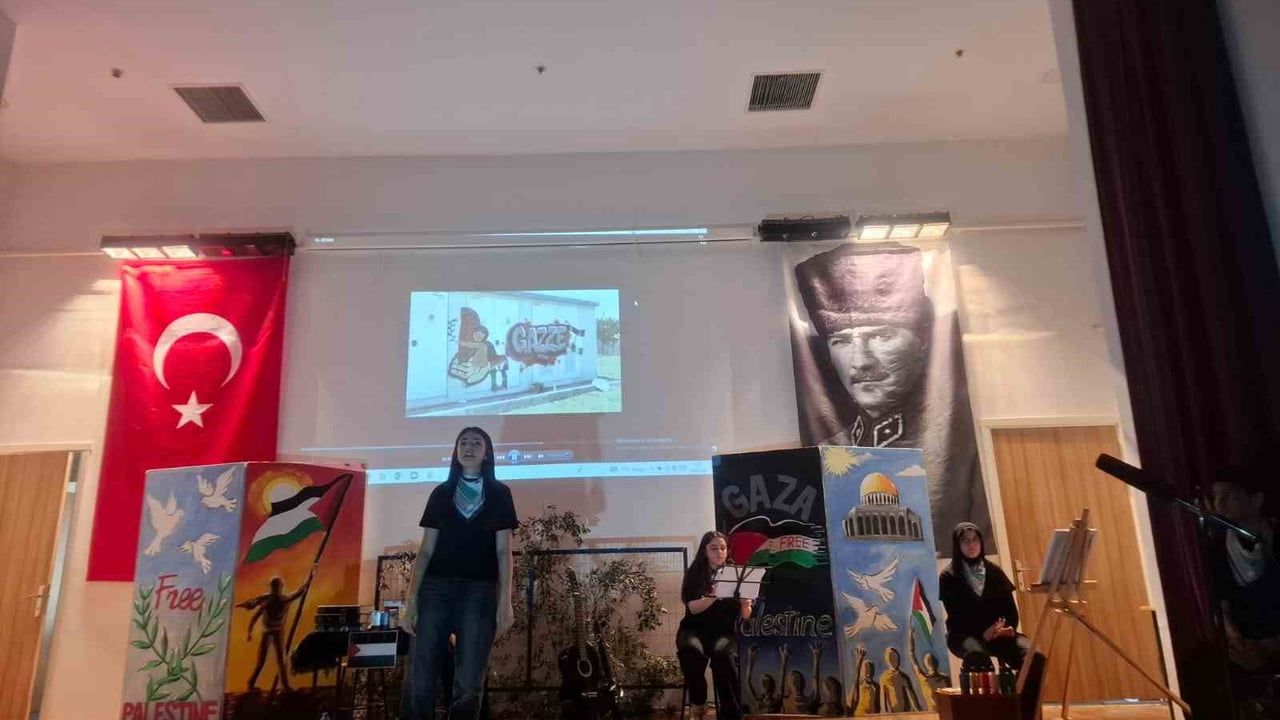 Selçuk'ta lise öğrencileri 'Filistin’in Gözyaşları' oyununu sahneledi