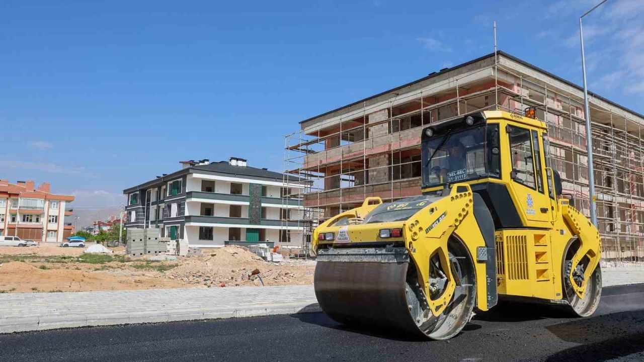 Selçuklu'da asfalt sezonu başladı: Sancak Mahallesi'nde 900 ton serimi