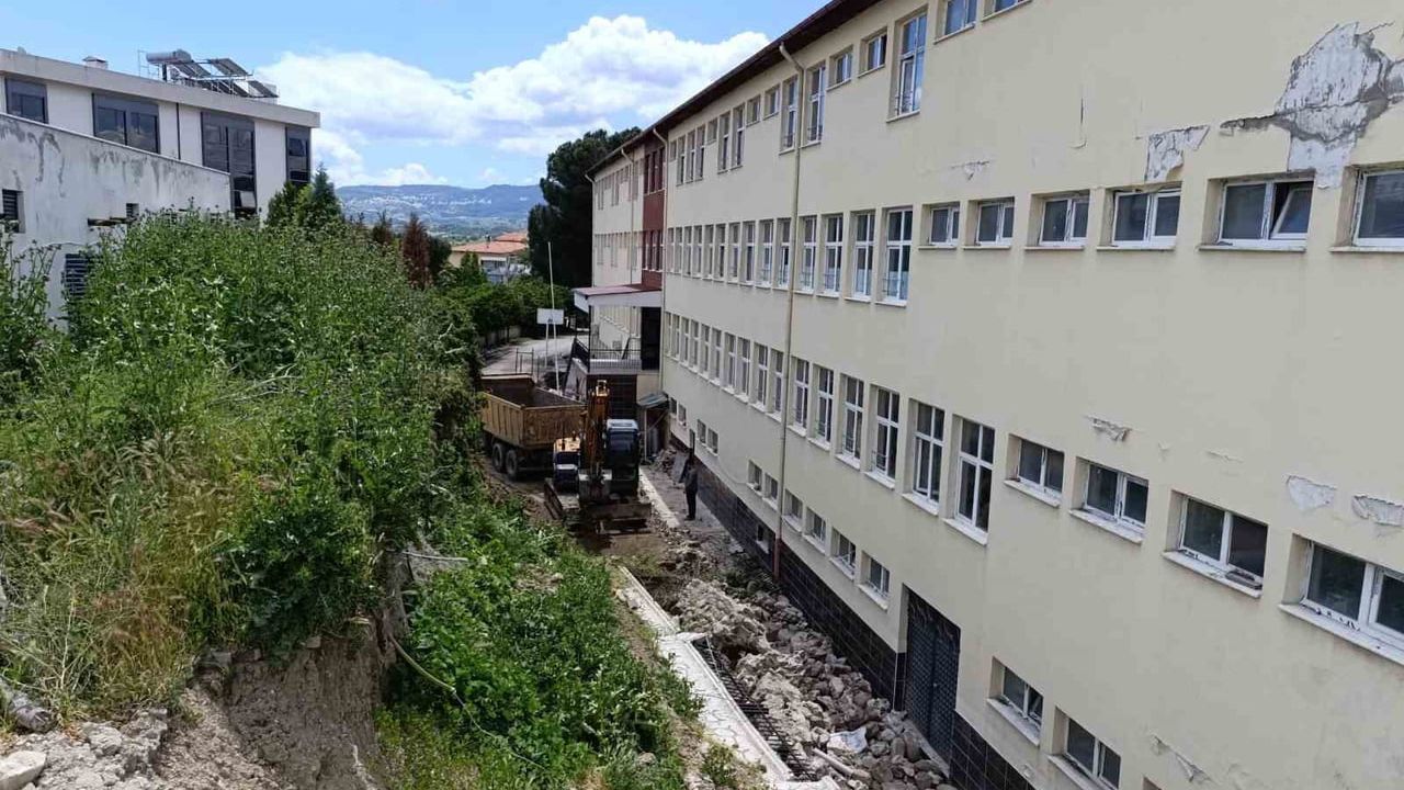 Selendi'de çöken okul istinat duvarının yeniden yapımına başlandı