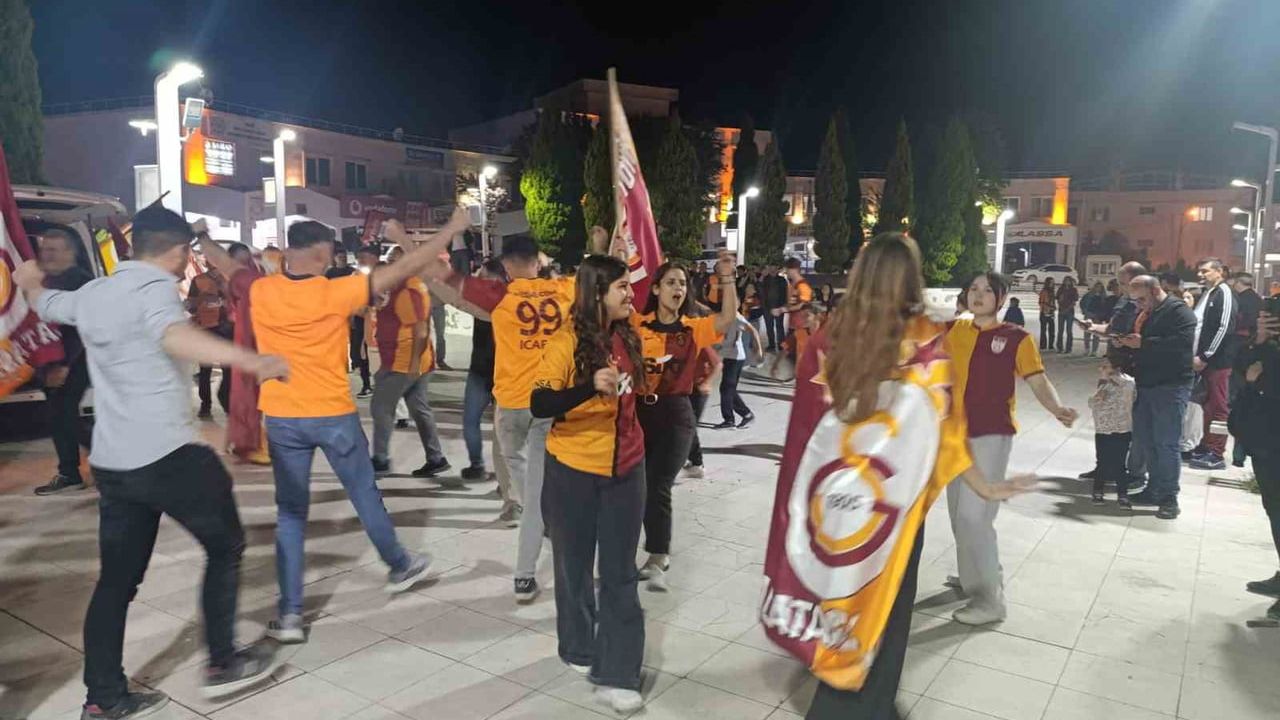 Selendi'de Galatasaray'ın 26. şampiyonluğu coşkuyla kutlandı