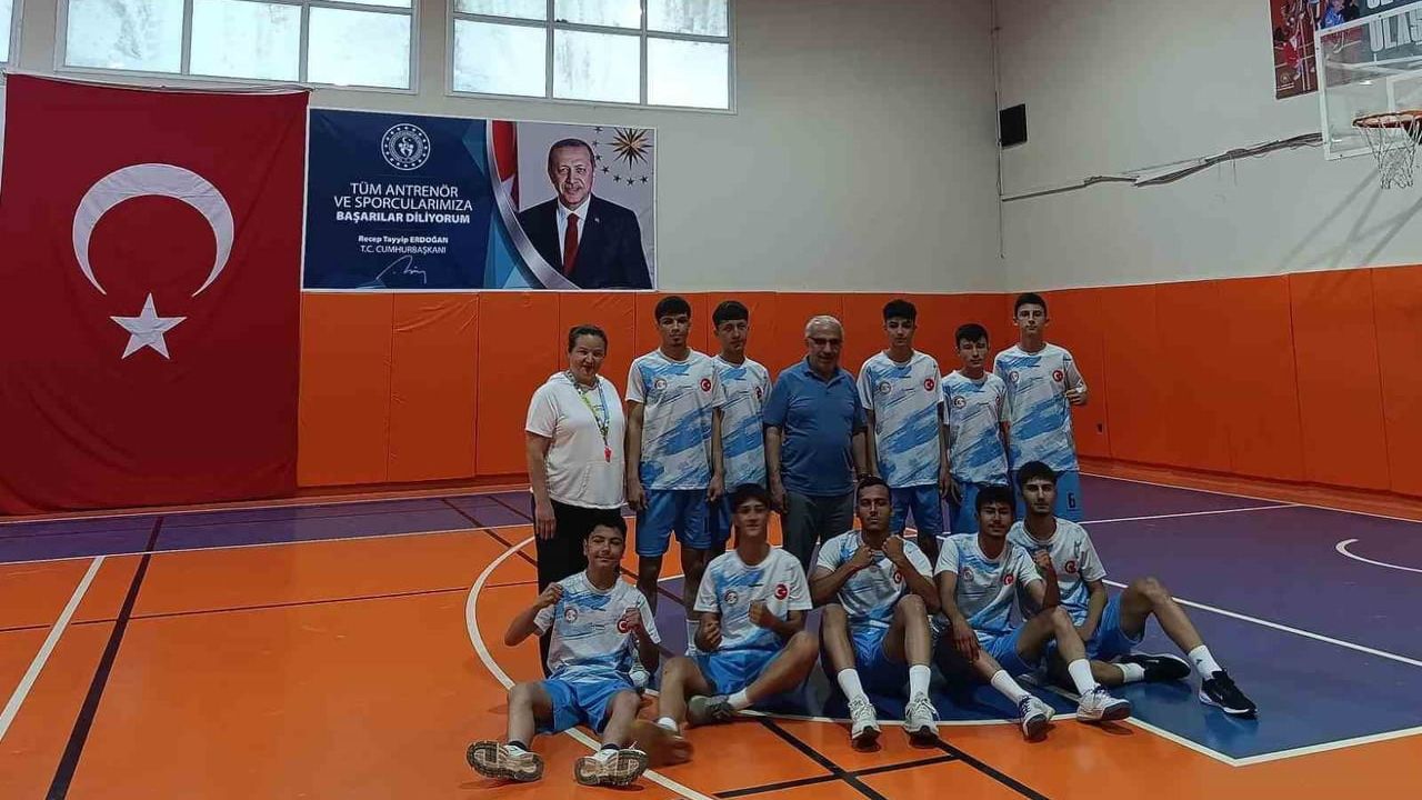 Selendi'de Gençlik Haftası: Mehmet Akif Ersoy Anadolu Lisesi kız ve erkek voleybol takımları şampiyon