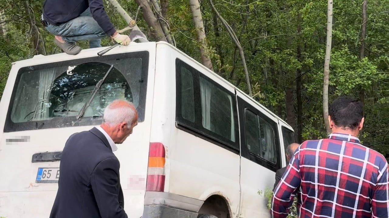 Şemdinli Karaağaç köyü mevkiinde minibüs yoldan çıktı: 3 kişi yaralandı