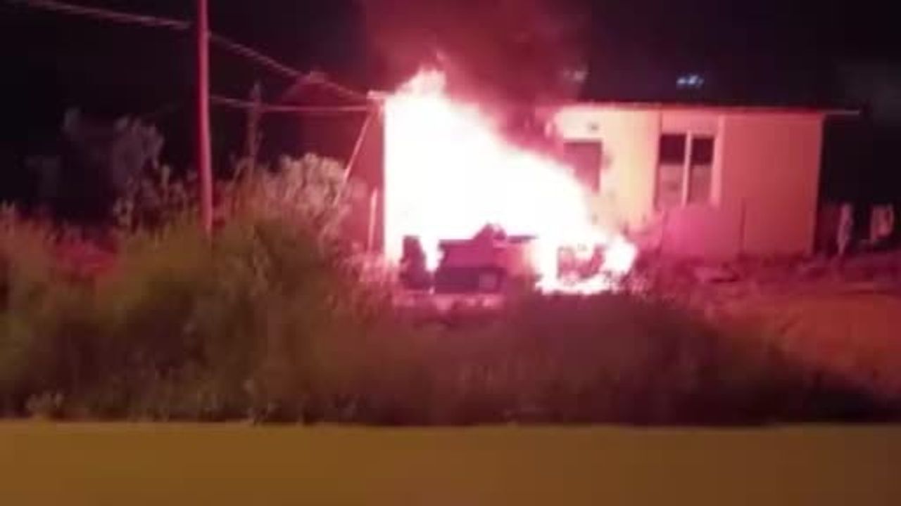Serik'te park halindeki otomobil alev aldı; araç kullanılamaz hale geldi
