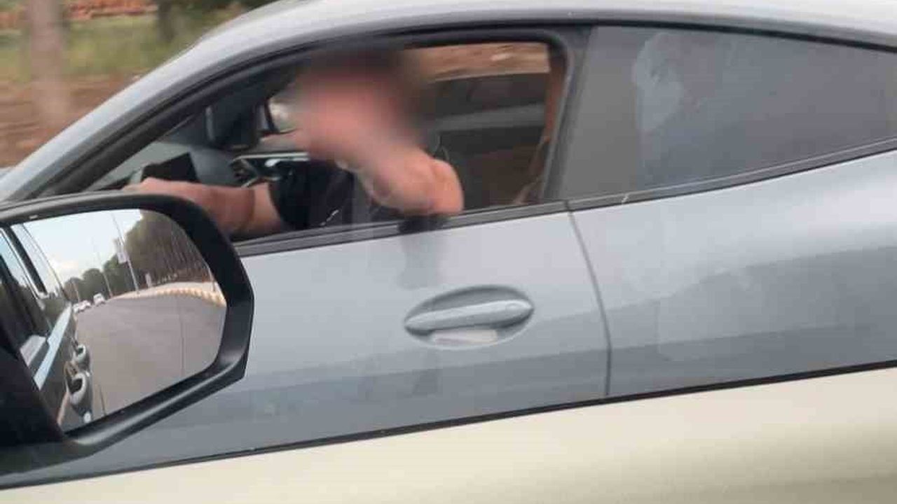 Serik'te trafikte tartışma: Araçtan inen sürücü diğer araca saldırdı