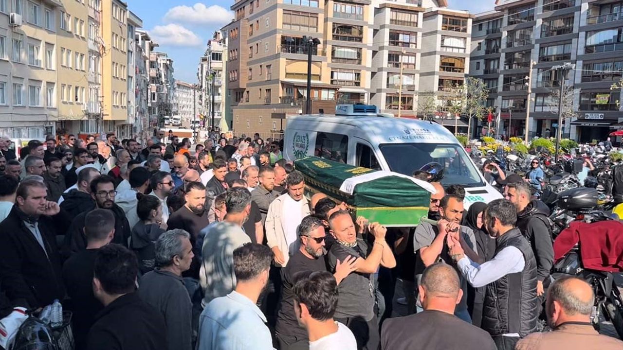 Seslendirme sanatçısı Ali Bilensir, motosiklet kazasında son yolculuğuna uğurlandı