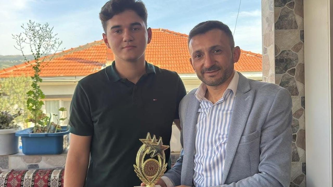 Şiir Okuma Yarışması'nda Manisa Birincisi Yüksel Şeref Kılıç'e Sarıgöl'den Moral Ziyareti