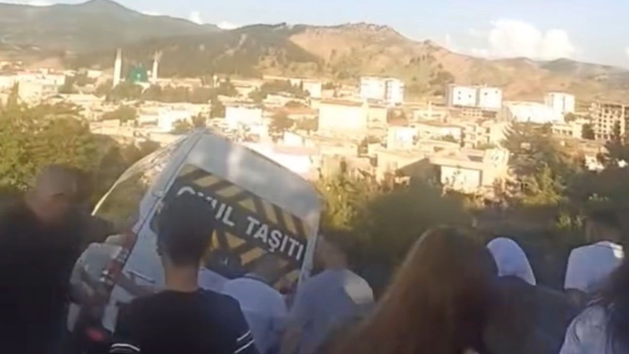 Siirt Baykan'da mezarlık ziyareti dönüşü minibüsün freni patladı; şarampole yuvarlanmaktan son anda kurtuldu