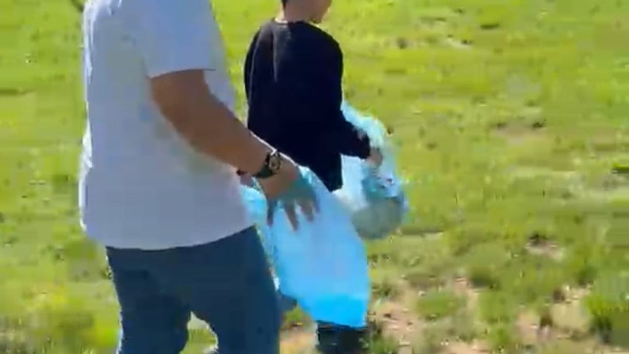 Siirt'in Kurtalan ilçesinde öğrenciler ve belediye işçileri parkları temizledi