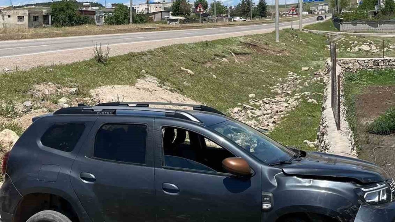 Siirt’in Kurtalan ilçesinde virajda yoldan çıkan otomobilde 2 kişi yaralandı
