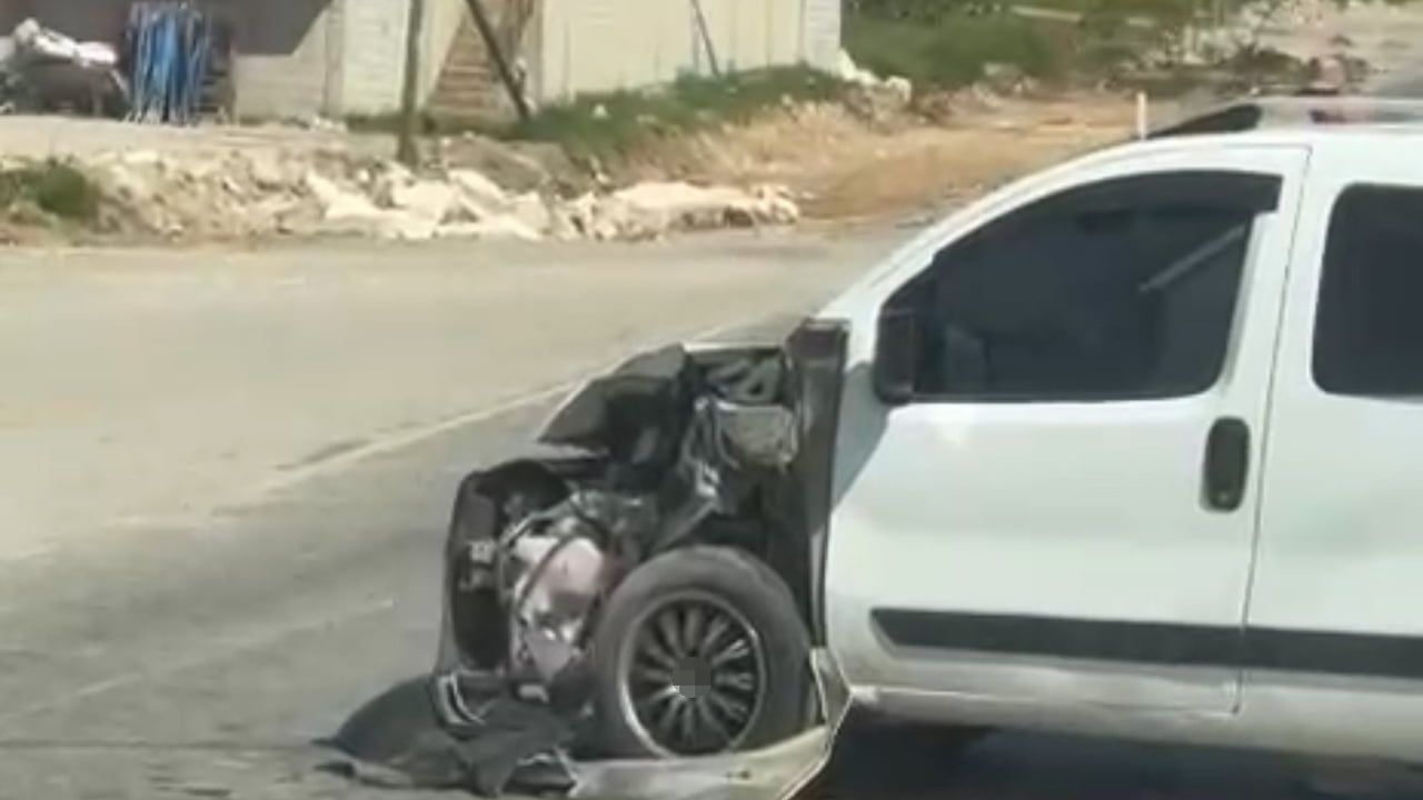 Siirt OSB'de İki Hafif Ticari Araç Çarpıştı: Maddi Hasarlı Kaza