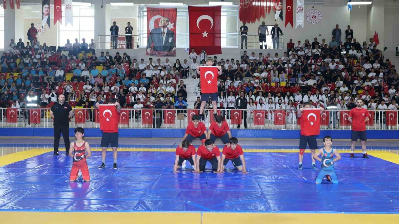Siirt’te 19 Mayıs Coşkuyla Kutlandı: Çelenk Sunumu, Gösteriler ve Ödül Töreni