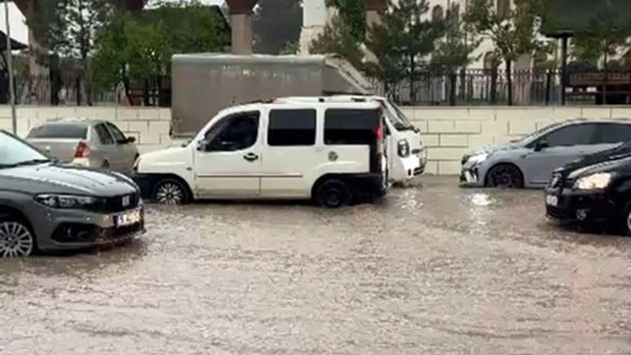 Siirt’te Baykan Veysel Karani Beldesi’nde sağanak sele dönüştü; iş yerleri ve seralar zarar gördü