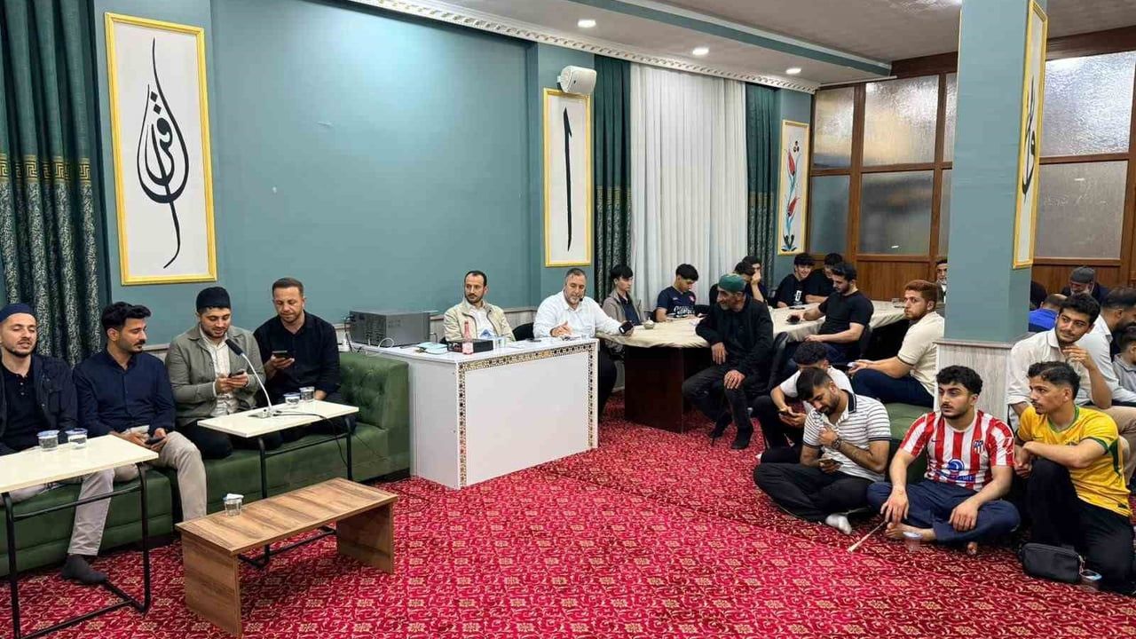 Siirt'te gençler 'Meşk Gecesi'nde manevi bir araya geldi