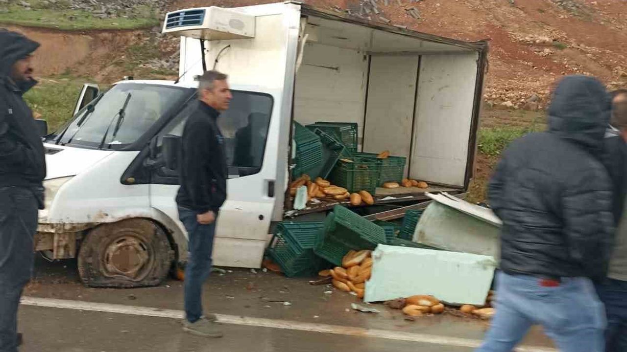 Siirt’te kaygan yolda lastik patladı, kamyonetin kasasındaki ekmekler yola savruldu