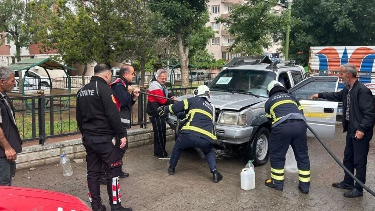 Siirt'te Park Halindeki Pikap Motor Yangınında Kullanılamaz Hale Geldi
