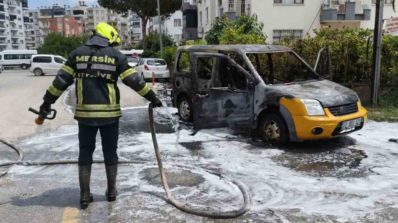 Silifke'de hafif ticari araç motorunda çıkan yangın aracı kullanılamaz hale getirdi