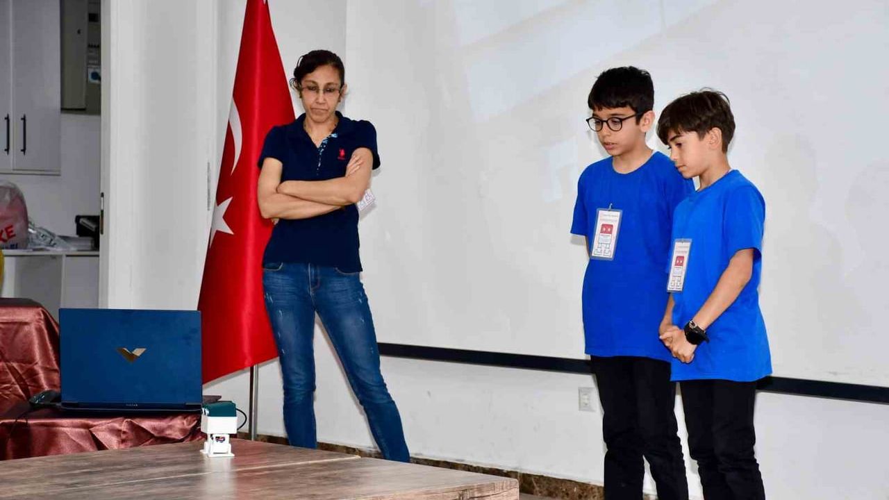 Silifke'de Ortaokullar Arası Otto Robot Dans Şenliği düzenlendi