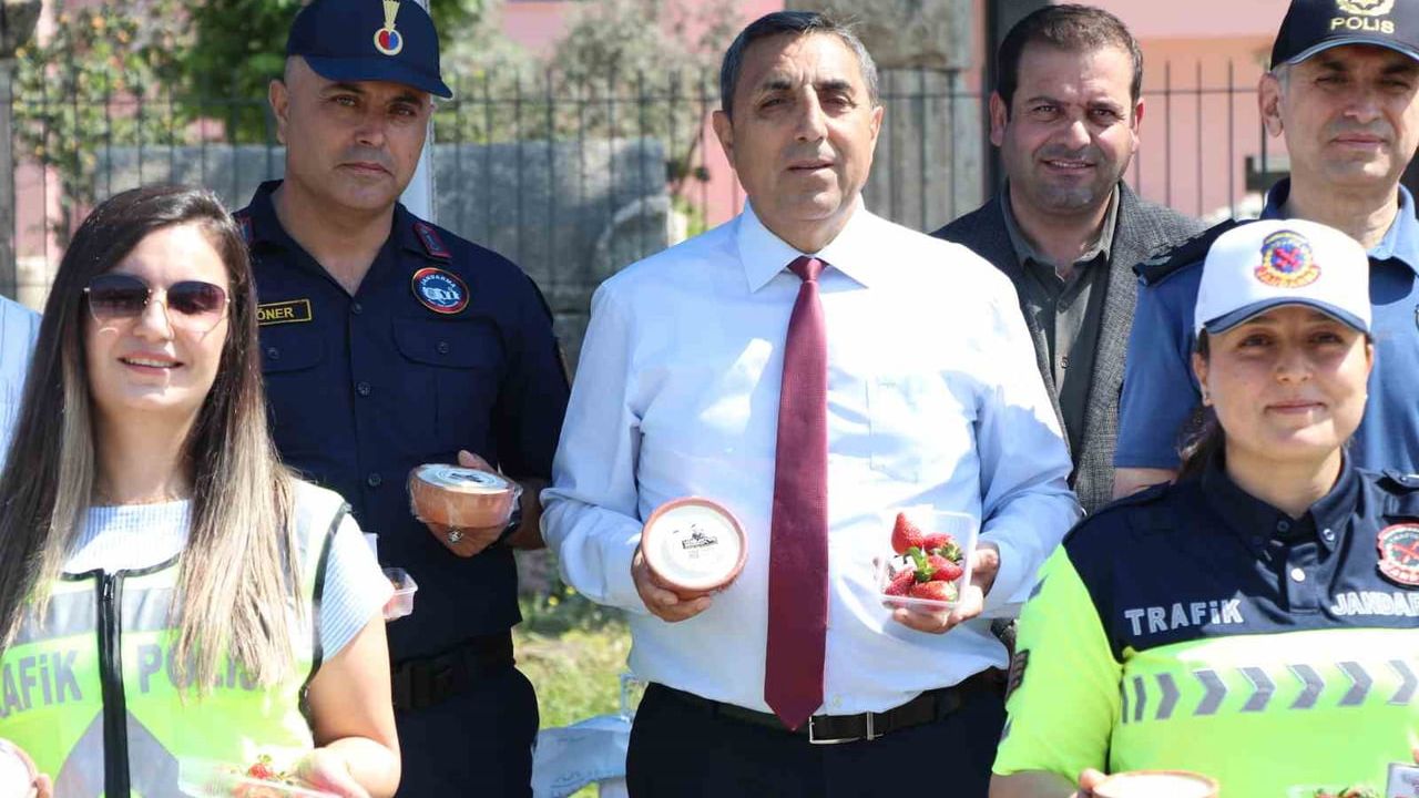 Silifke'de trafik uygulamasında sürücülere tescilli yoğurt ve çilek ikramı