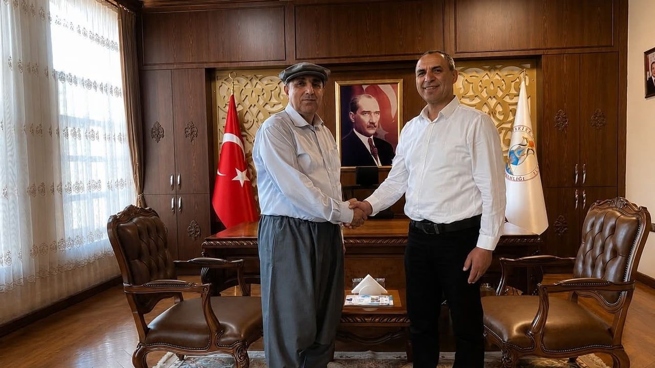 Silifke Kaymakamı Abdullah Aslaner, Dünya Çiftçiler Günü'nde şalvar ve kasketle çiftçileri karşıladı