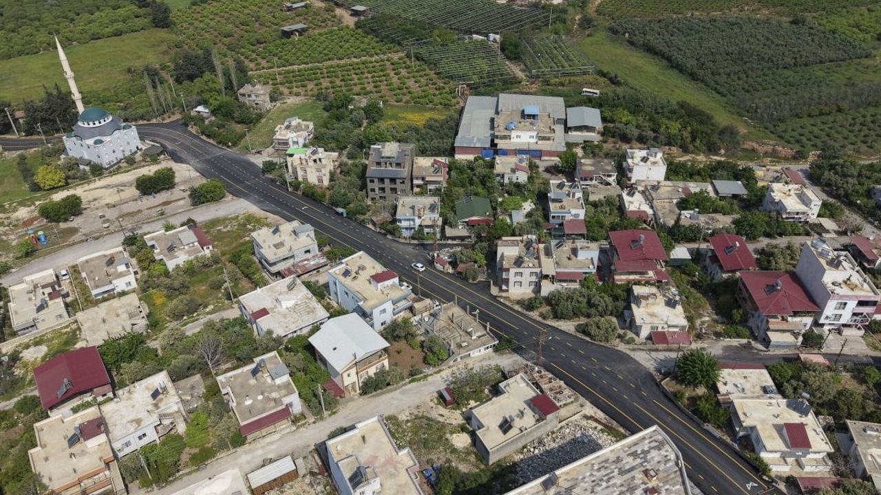 Silifke Sarıcalar Mahallesi'nde 2 bin 300 metrelik yol, 6 bin ton sıcak asfaltla yenilendi