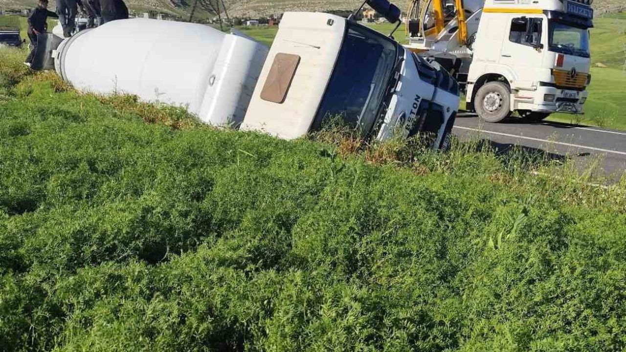 Silvan'da beton mikseri devrildi: Sürücü hafif yaralandı