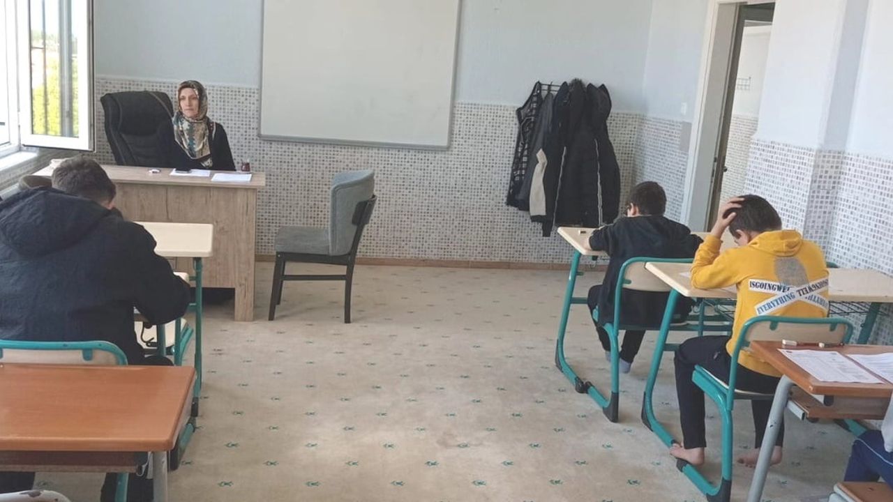 Simav'da hafızlık kursu öğrencilerine yönelik "Çocuk İlmihali" bilgi yarışması düzenlendi
