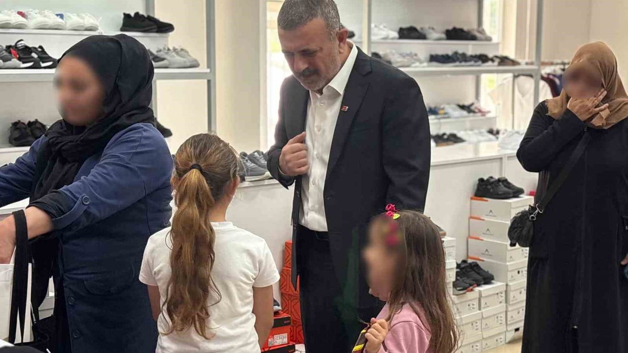 Sincan Belediye Başkanı Murat Ercan 1100 çocuğa bayramlık dağıttı
