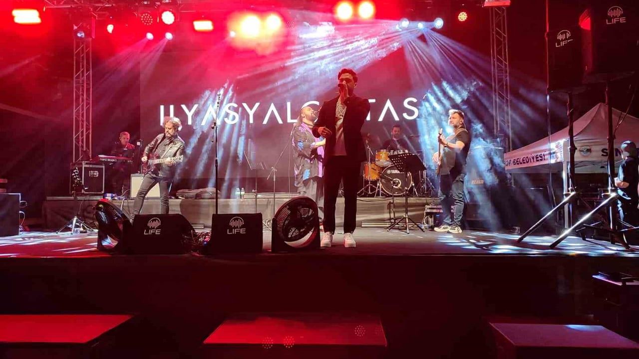 Sinop'ta 19 Mayıs Coşkusu: İlyas Yalçıntaş Uğur Mumcu Meydanı'nda Konser Verdi