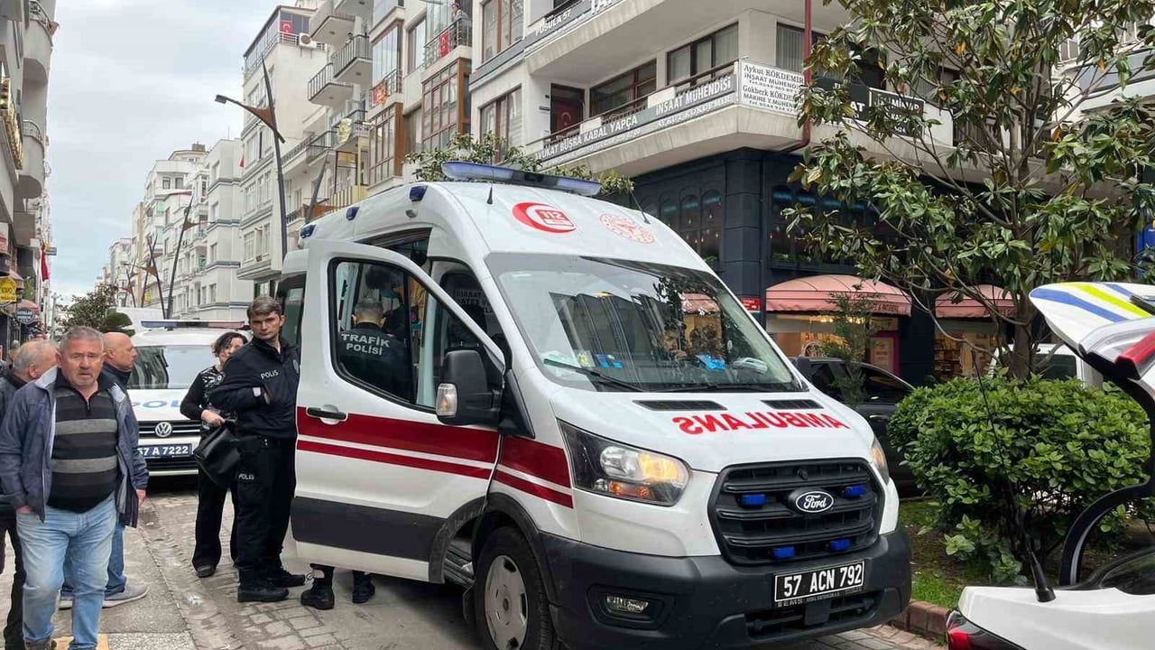 Sinop'ta geri manevra yapan hafif ticari aracın çarptığı yaya yaralandı