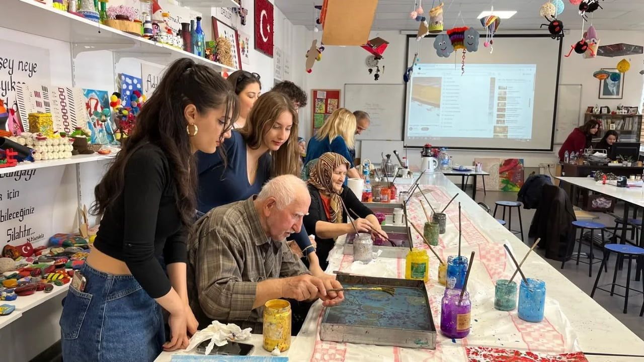 Sinop'ta huzurevi sakinleri ebru atölyesiyle geleneksel sanata katıldı