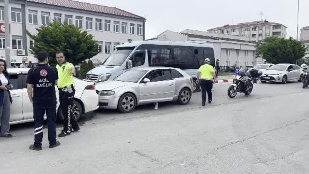 Sinop'ta üç aracın karıştığı zincirleme kaza: 5 yaşındaki çocuk hafif yaralandı