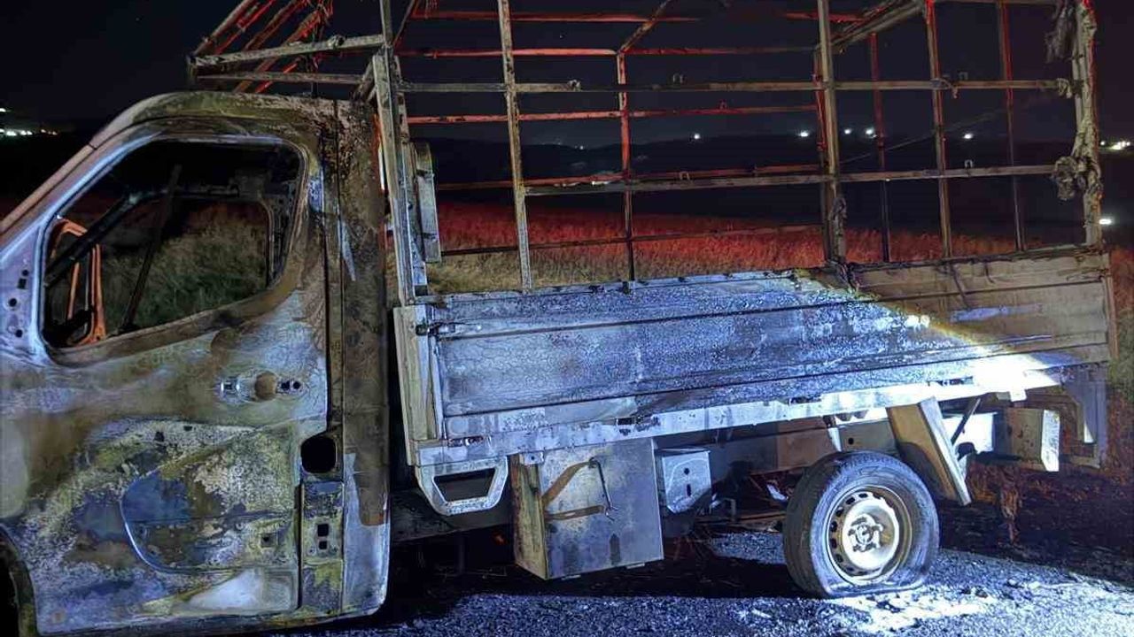 Şırnak İdil'de Seyir Halindeki Kamyonet Motorundan Alev Aldı — Sürücü Sağ, Araç Kullanılamaz Hale Geldi