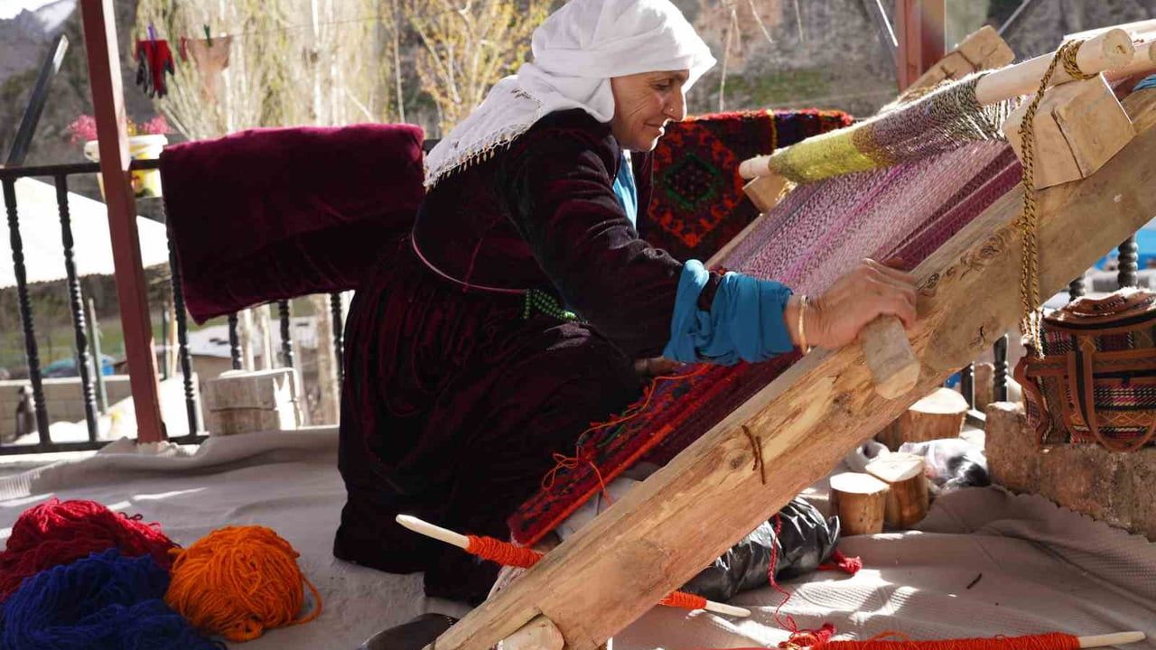 Şırnak'ın Akçayol köyünde el emeği seccadeler 20 bin liradan alıcı buluyor