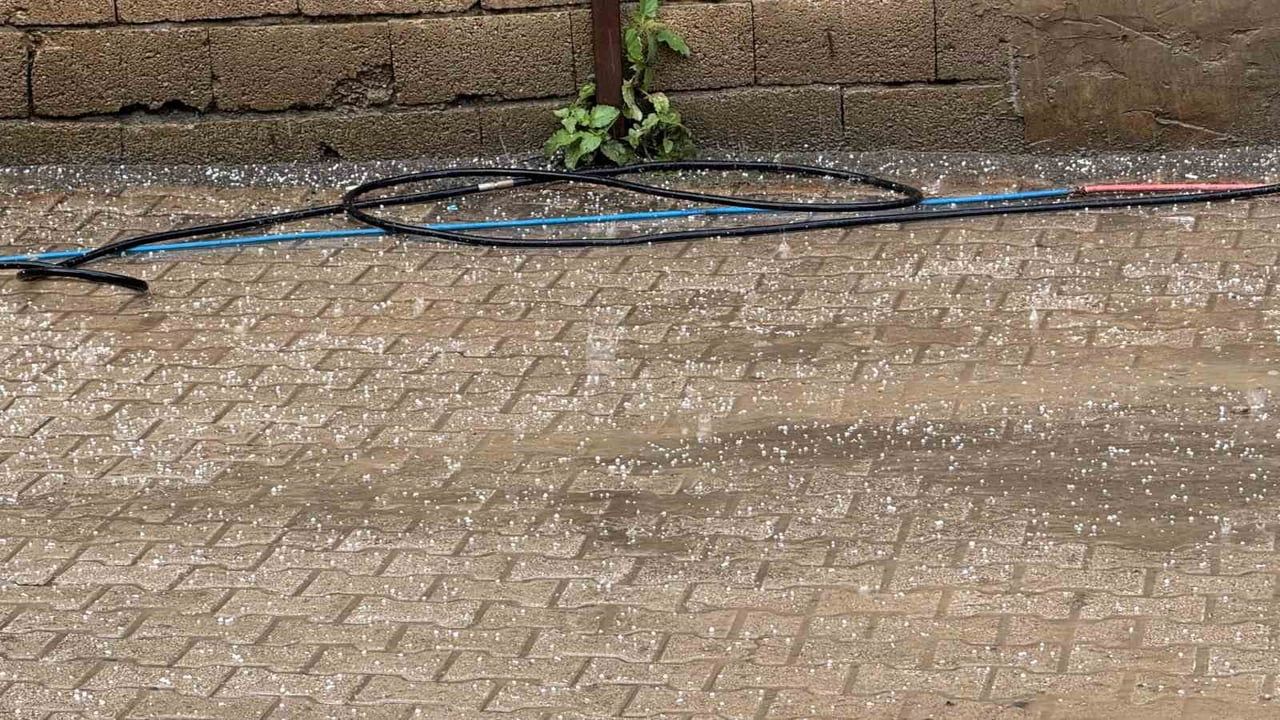Şırnak'ın Beytüşşebap İlçesinde Dolu Yağışı Etrafı Beyaza Bürüdü