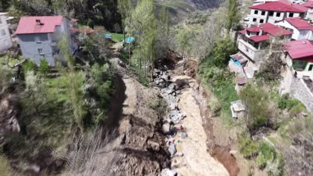 Şırnak'ın Beytüşşebap ilçesinde sel: Karşıyaka Mahallesi'nde ev ve köprü hasarı