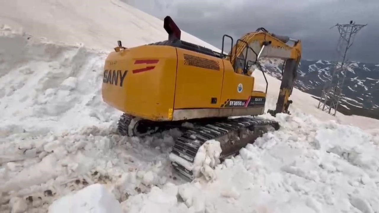 Şırnak'ta 7 aydır süren karla mücadele: İl Özel İdare ekipleri köy ve yayla yollarında tüneller açıyor