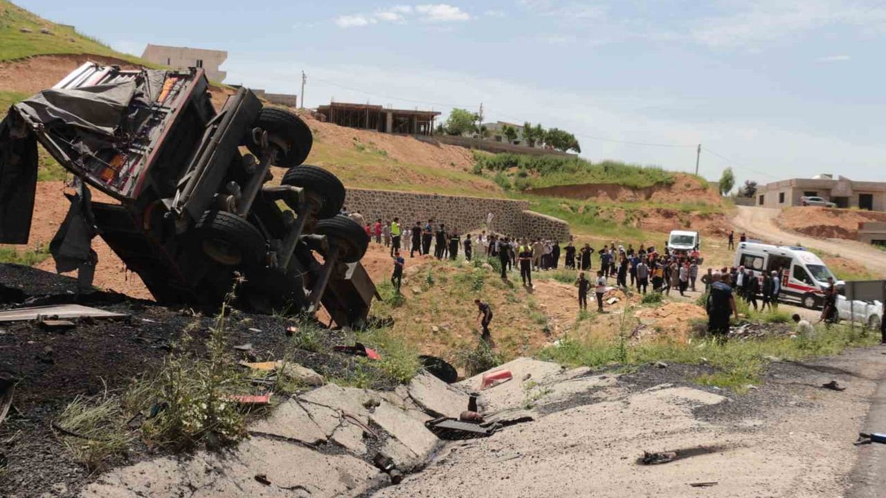 Şırnak'ta devrilen tırda sürücü yanarak hayatını kaybetti