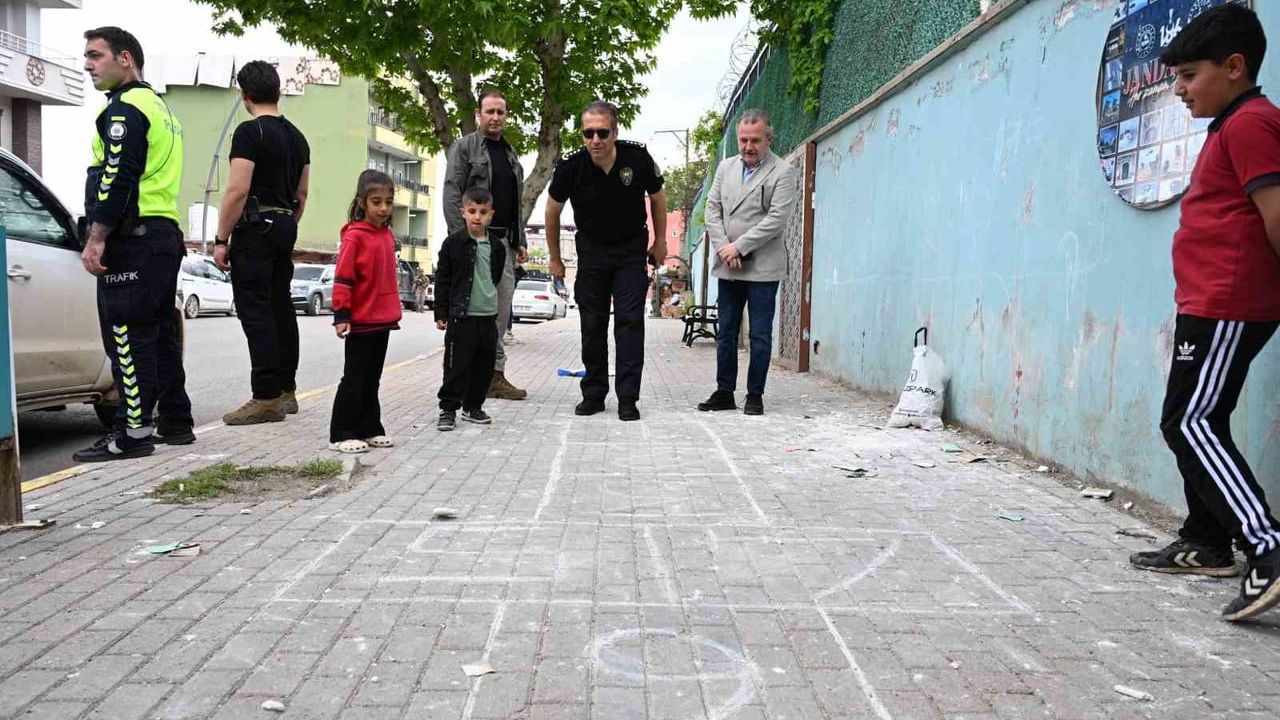 Şırnak'ta Emniyet Müdürü Volkan Sazak, Yeşilyurt Mahallesi'nde çocuklarla sek sek oynadı